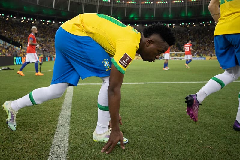 Vinícius Júnior entrando em campo pela Seleção Brasileira