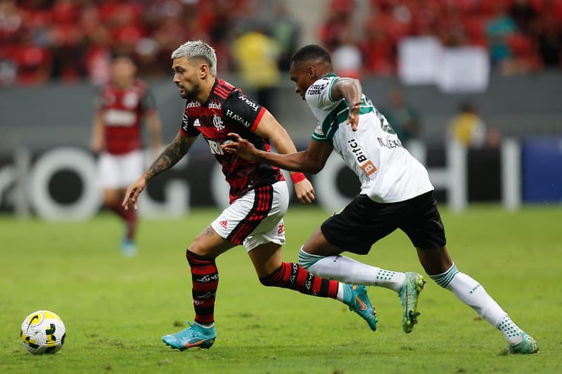 Arrascaeta em ação pelo Flamengo contra o Coritiba