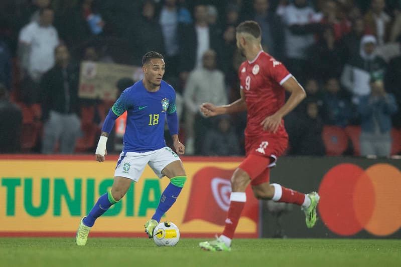 Antony jogando pela Seleção Brasileira em 2022.