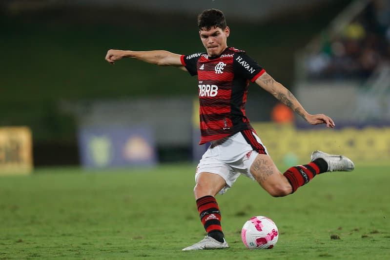 Ayrton Lucas jogando pelo Flamengo