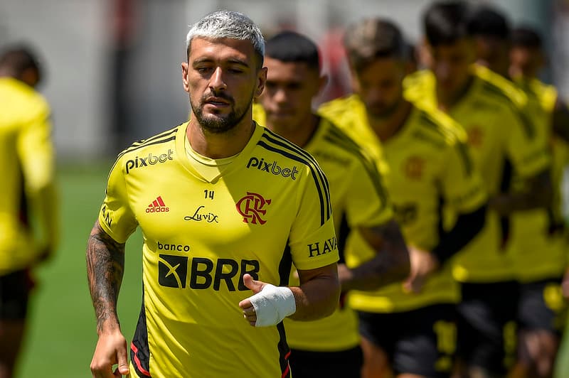 Arrascaeta em treino do Flamengo; jogador teve atuação ruim e piora nos números contra o Palmeiras