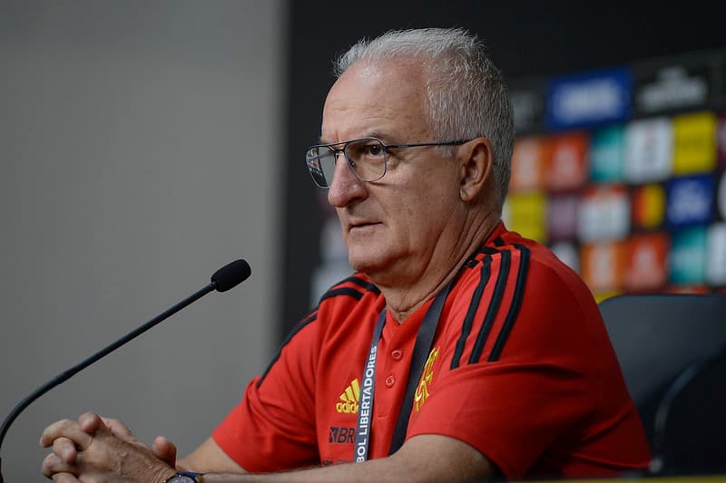 Dorival Júnior em entrevista coletiva do Flamengo; treinador fez previsão sobre como o clube irá jogar no Mundial de Clubes