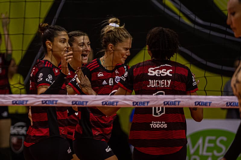 Jogadoras do Flamengo comemoram ponto