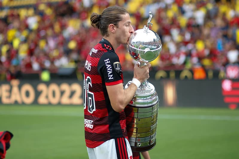 Filipe Luís com o troféu da Libertadores conquistado pelo Flamengo