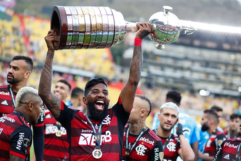 Rodinei levantando a taça da Libertadores conquistada pelo Flamengo