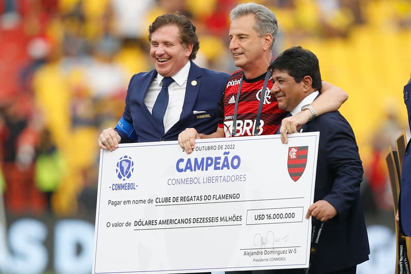 Presidente do Flamengo recebe cheque de US$ 16 milhões da Conmebol.