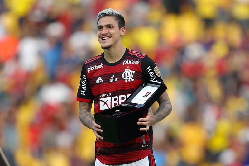 Pedro recebendo prêmio pelo Flamengo