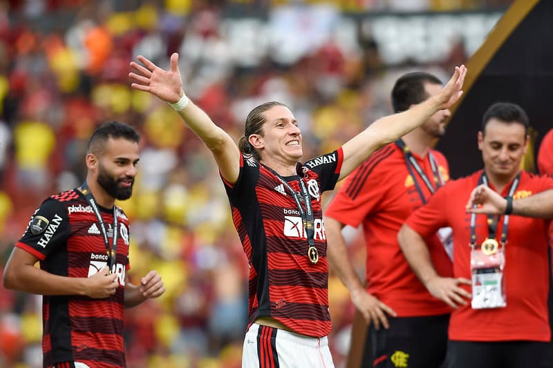 Filipe Luís com a camisa do Flamengo; Jogador revelou desejo de treinar clube europeu e vencer o Mundial de Clubes