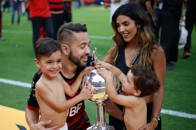 Everton Ribeiro, sua esposa Marilia Nerye seus filhos com o troféu da Libertadores conquistado pelo Flamengo