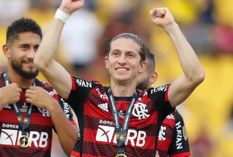 Filipe Luís vibra com título do Flamengo; lateral treina como zagueiro com Vitor Pereira