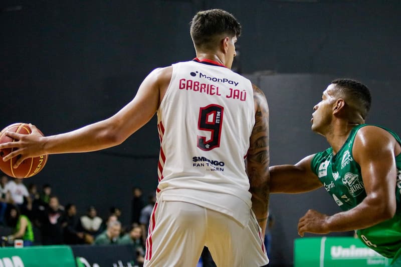 Gabrie Jaú em quadra pelo Flamengo no Novo Basquete Brasil (NBB); jogador foi destaque na vitória contra o Brasília