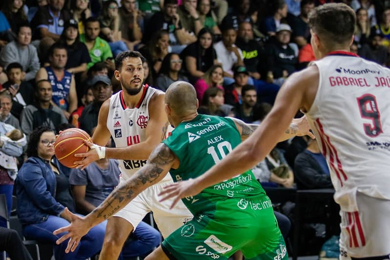 Flamengo e Bauru se enfrentam pelo NBB