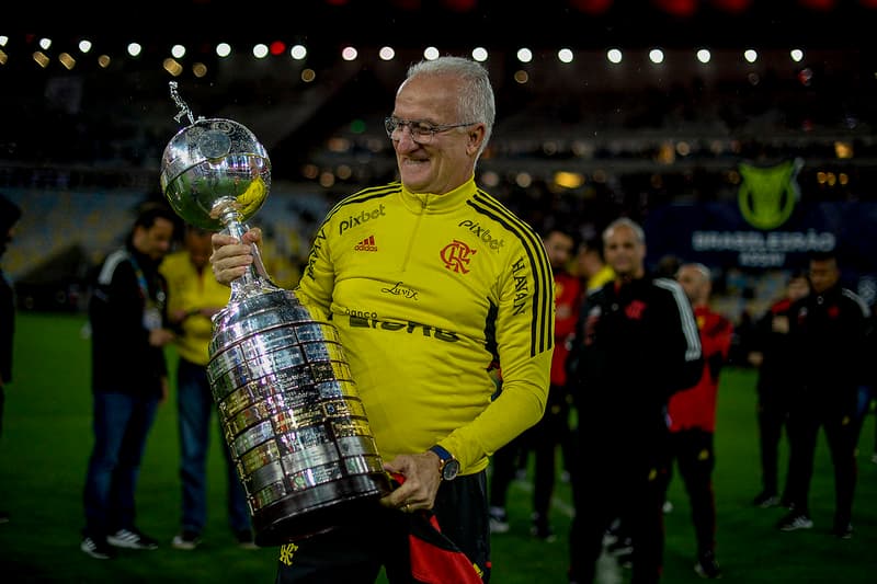 Dorival Júnior com a taça da Libertadores pelo Flamengo