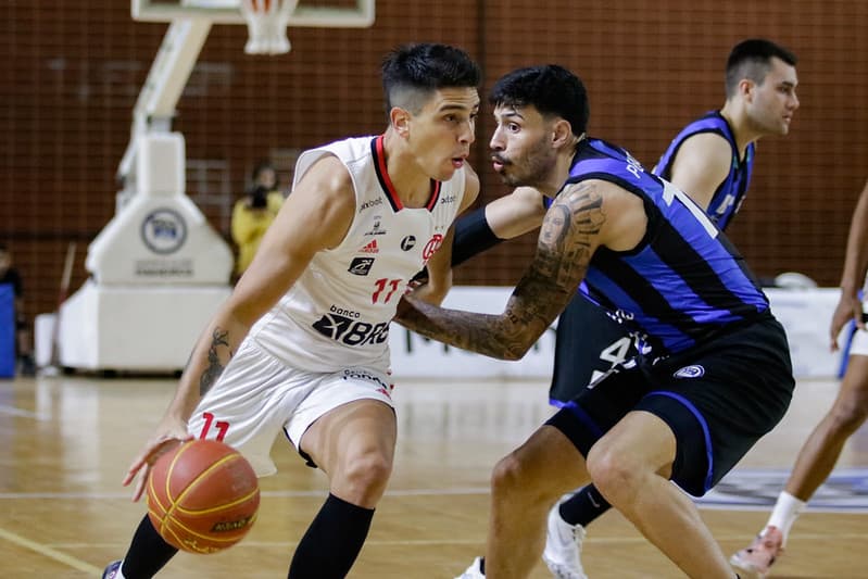 José Vildoza comanda a vitória do Flamengo no NBB