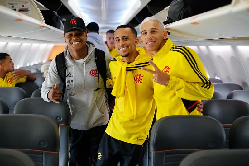 Matheus França, Gonçalves e Werton no embarque do Flamengo