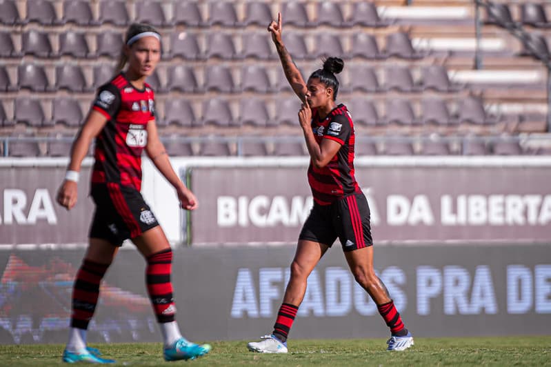 Sole James comemora gol contra chilenas.