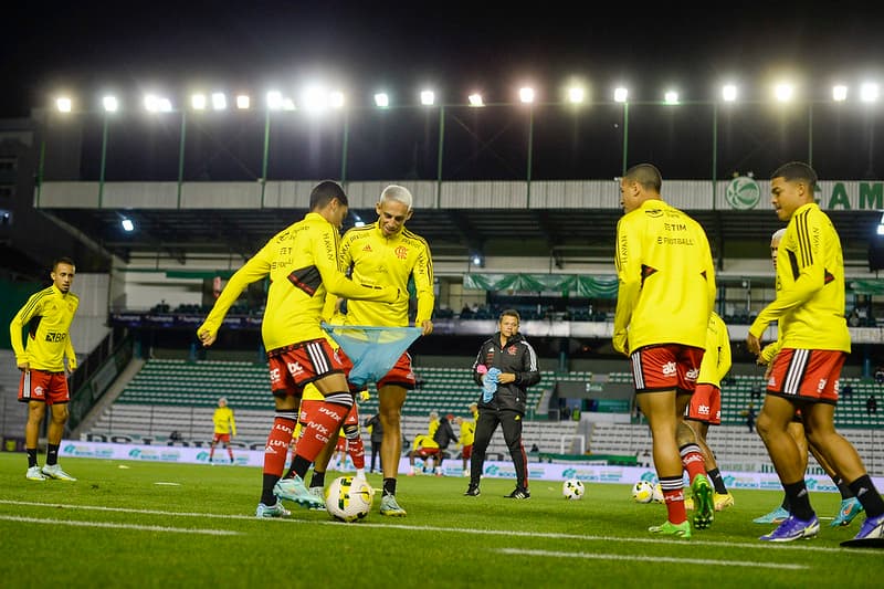 Técnico do sub-20 rasga elogios a trio de promessas do Flamengo