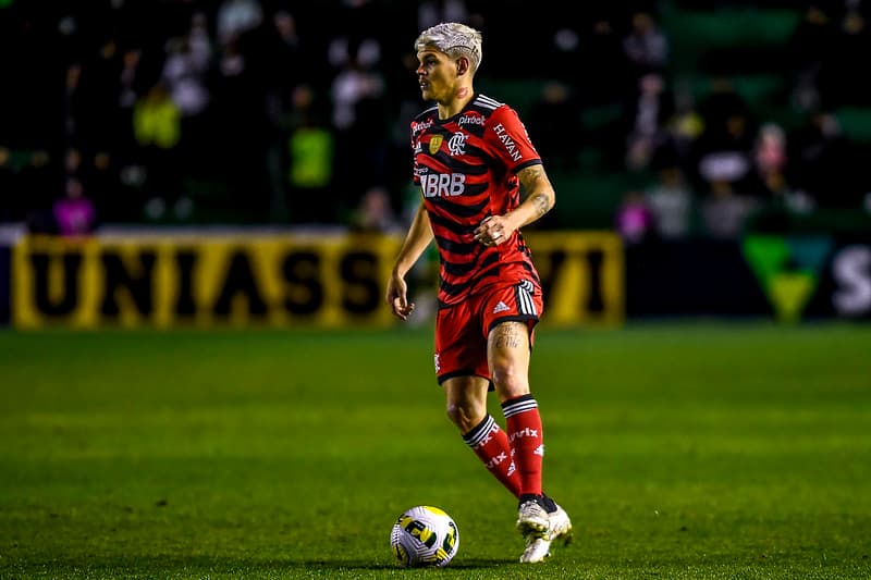 Ayrton Lucas com a camisa do Flamengo
