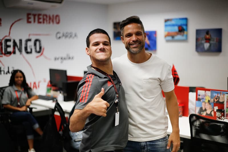diego ribas em visita à sede do flamengo