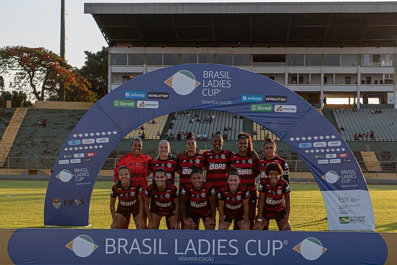 Time do Flamengo de futebol feminino disputando a Ladies Cup