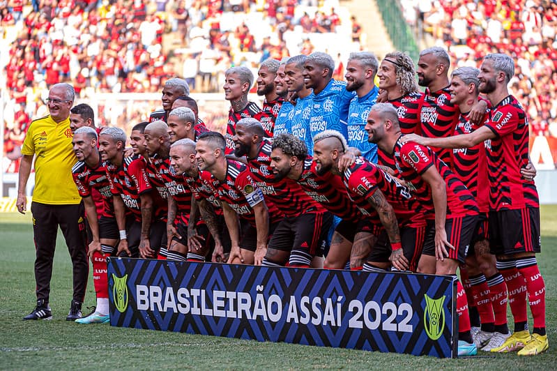Time do Flamengo perfilado no Maracanã
