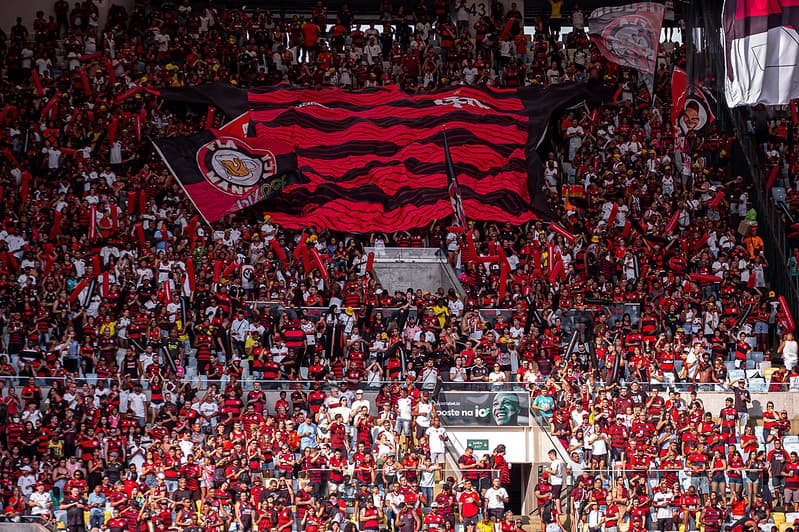 Torcida do Flamengo no Maracanã; Diretoria do Flamengo negociou e conseguiu liberação de baterias para os torcedores durante a final de Recopa contra o Del Valle
