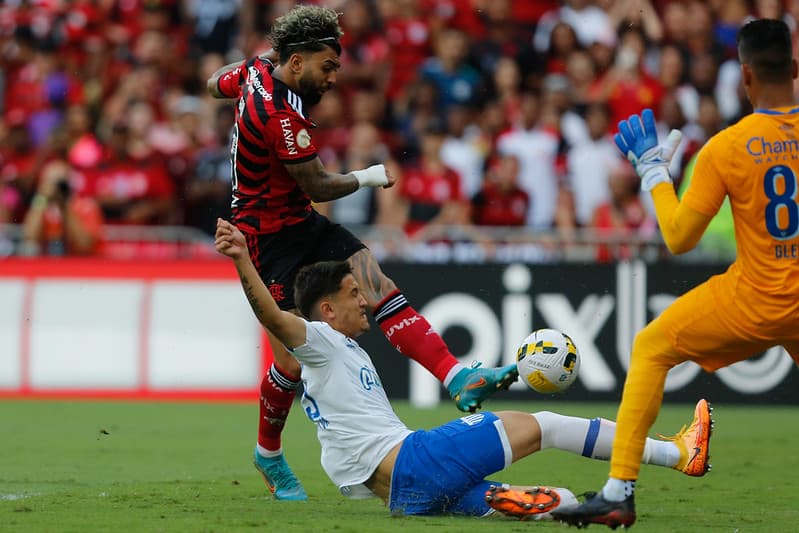 Atacante do Flamengo, Gabigol disputando jogada com zagueiro do Avaí