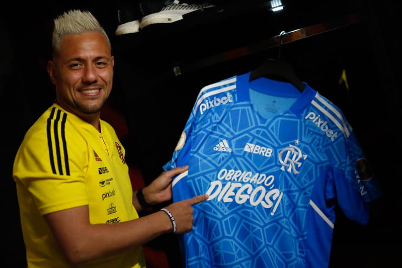 Diego Alves com a camisa comemorativa da sua despedida do Flaqmengo.