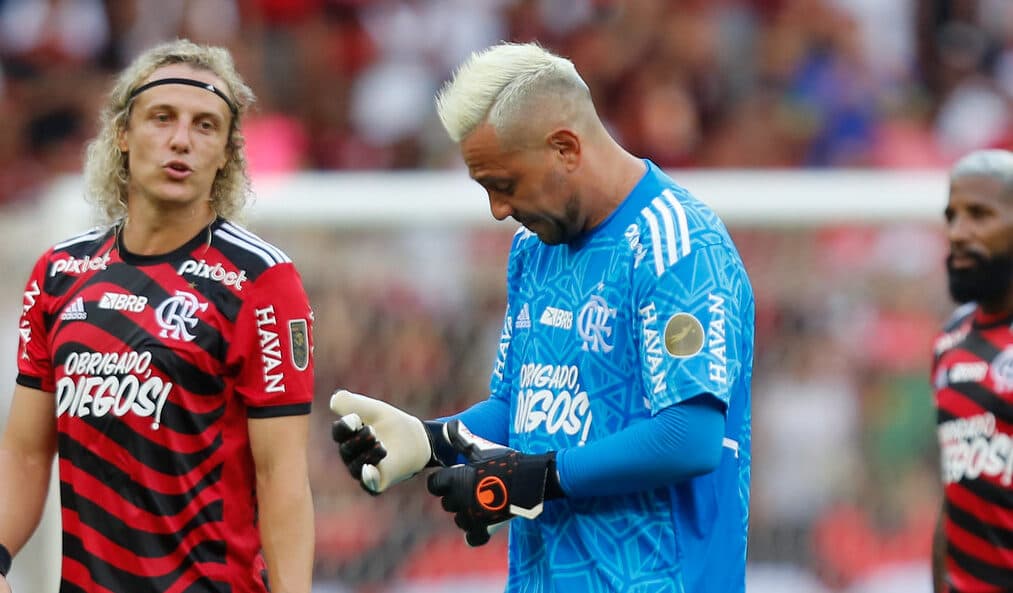diego alves conversa com jogadores do flamengo no vestiário