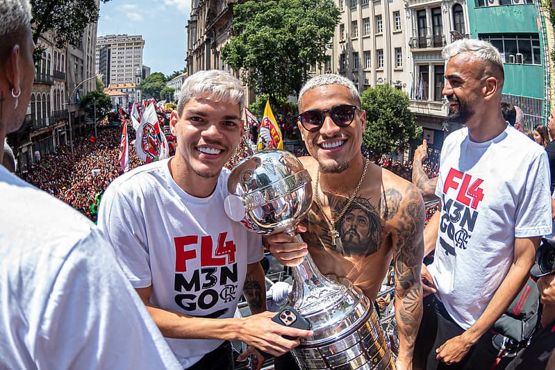 Ayrton Lucas e João Gomes no defile das taças do Flamengo.