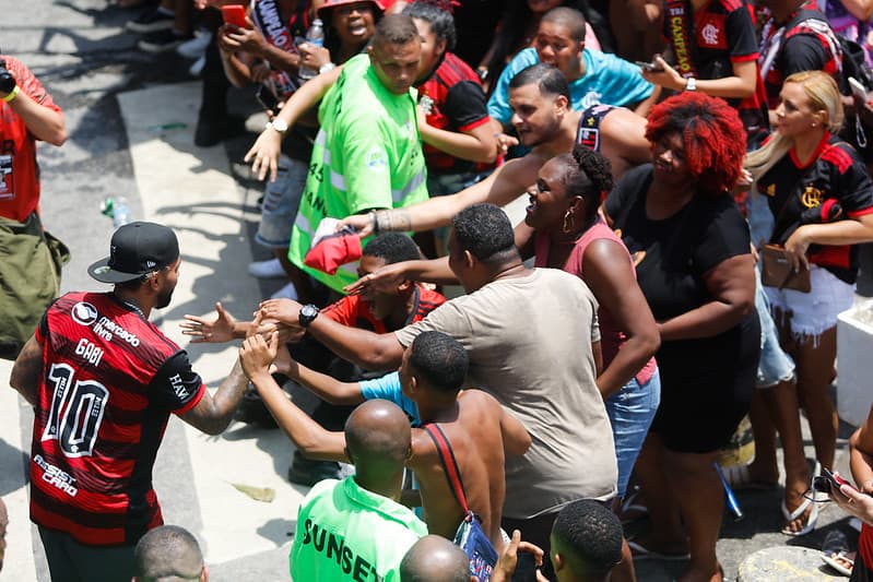 Gabigol em festa com a torcida do Flamengo