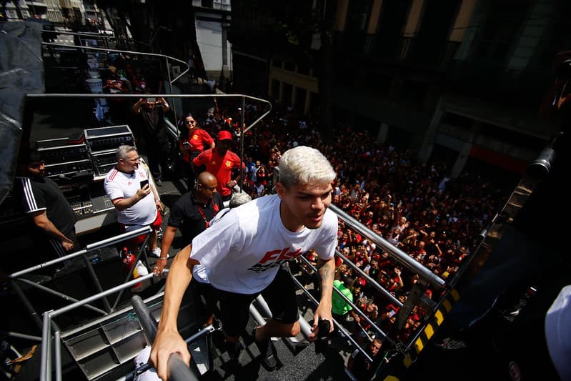 ayrton lucas sobre em trio para comemorar títulos do flamengo