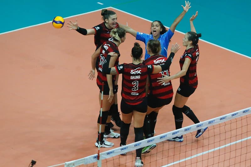 Sesc Flamengo comemora ponto; time tem 3 atletas convocadas para Seleção Brasileira de Vôlei Feminino