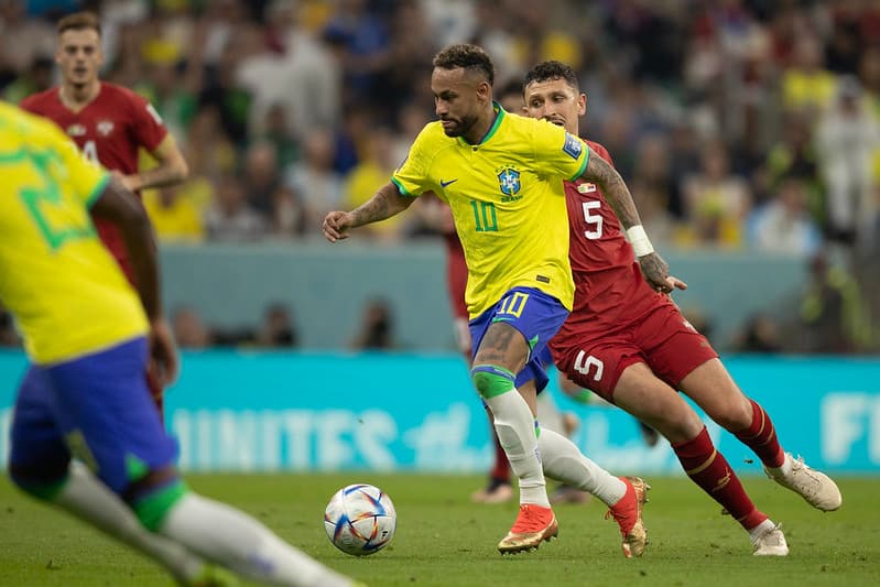 Neymar recebe mensagens de jogadores do Flamengo após lesão pela seleção brasileira na Copa do Mundo