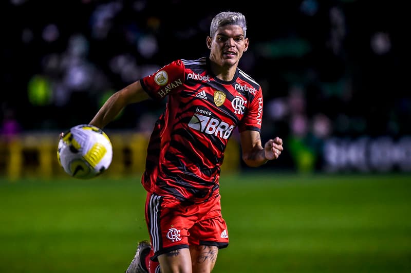 Ayrton Lucas pelo Flamengo; jogador promoverá carreata na cidade natal