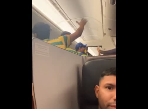 Sérgio Aguero no avião indo para Catar. Foto: captura / Twitter