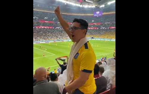 Torcedor do Equador provoca torcida catari no jogo de abertura da Copa do Mundo.