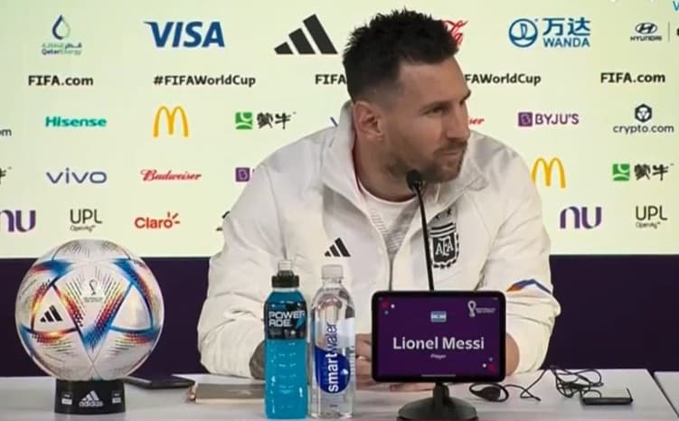 Messi em coletiva de imprensa durante a Copa do Mundo do Catar.