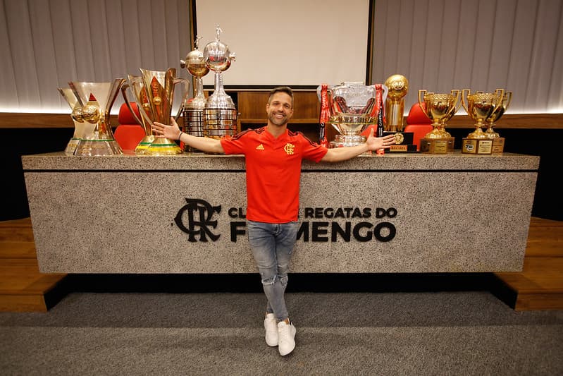 Diego Ribas exibe todas as taças que conquistou pelo Flamengo; ex-jogador irá comentar jogos do Flamengo na TV Globo