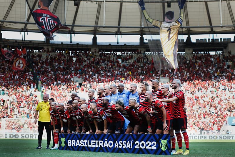 Elenco do Flamengo na foto oficial de Flamengo x Avaí; time vale mais que nove Seleções da Copa do Mundo