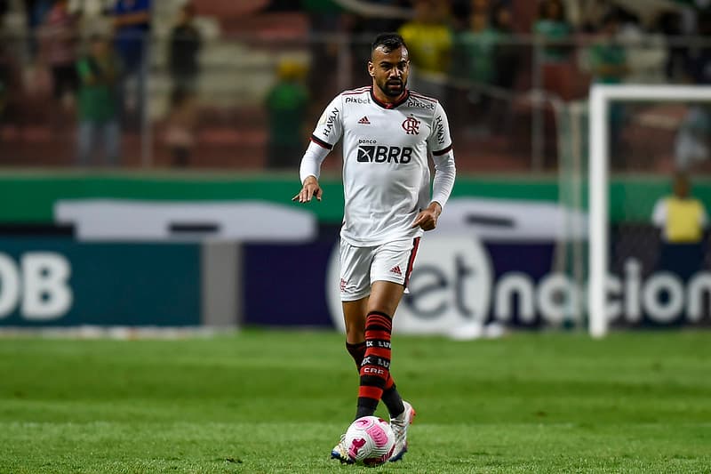 Jogador do Flamengo, Fabrício Bruno, com a bola no pé