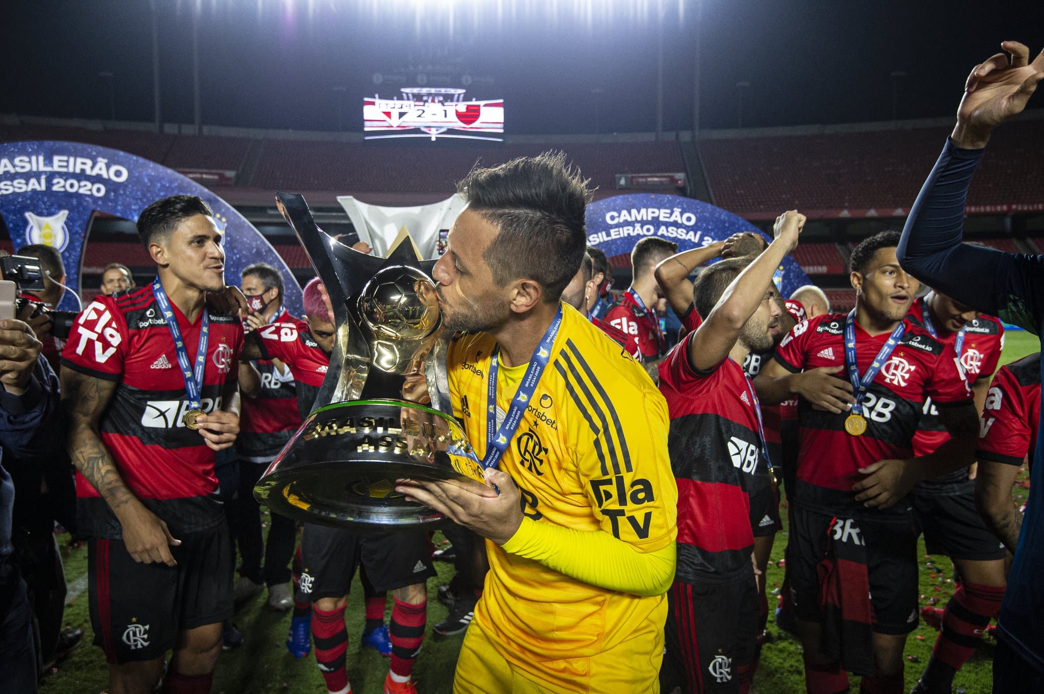 Diego Alves com o título de Campeão Brasileiro pelo Flamengo