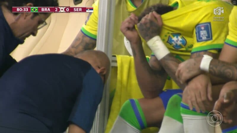 Neymar chora ao deixar campo lesionado