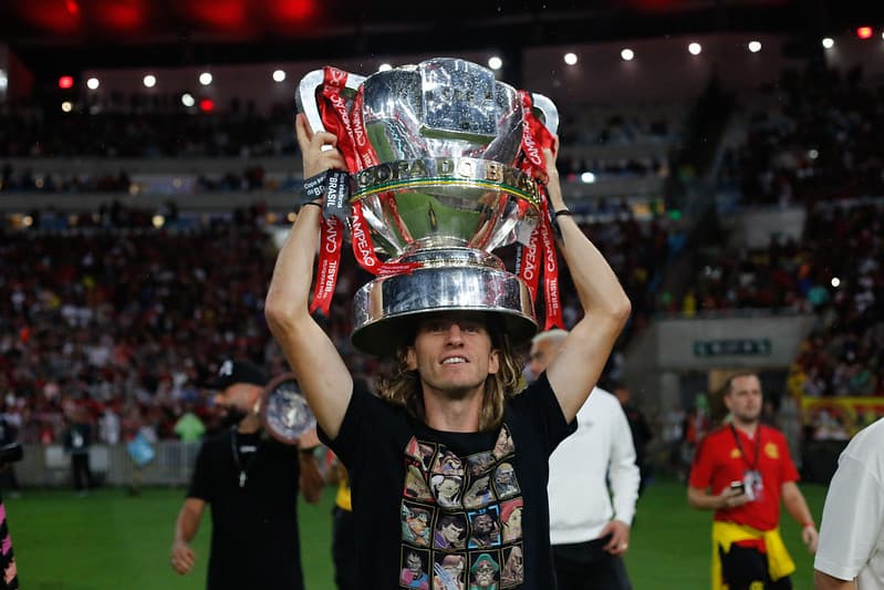 Filipe Luís com taça da Copa do Brasil na cabeça; jogador tem motivo especial para renovar com o Flamengo
