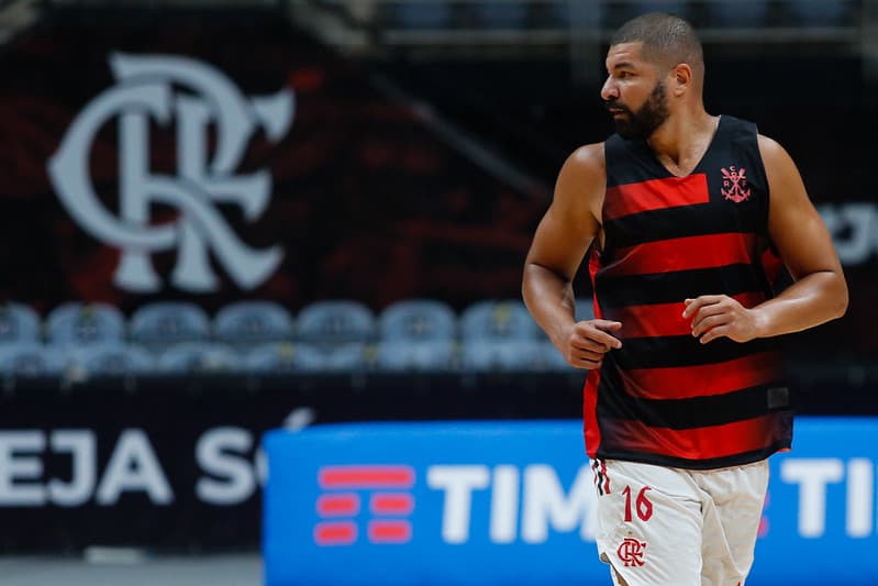 Olivinha em treino do Flamengo de basquete; jogador é campeão da Champions League das Américas com o Fla