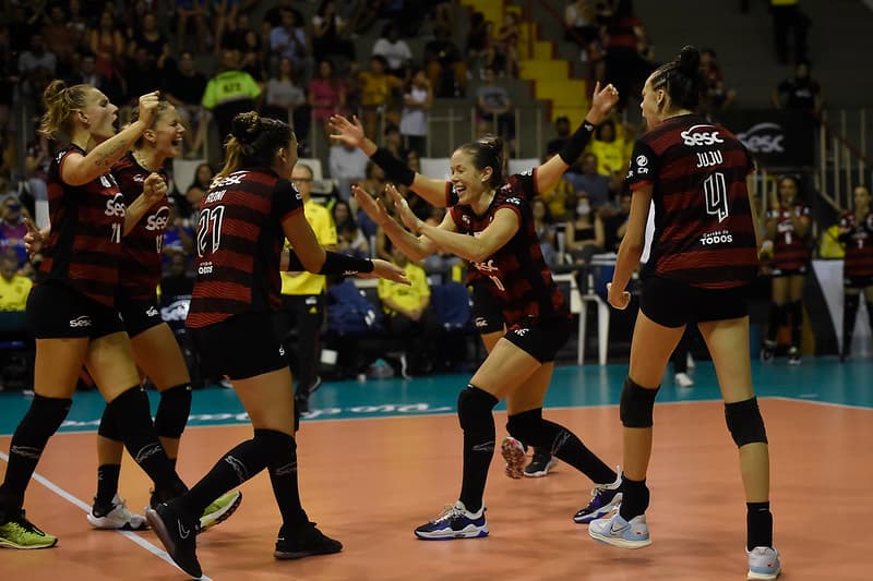 Time de vôlei do Flamengo comemora ponto; CBV divulgou data das semifinais da Superliga contra o Praia Clube