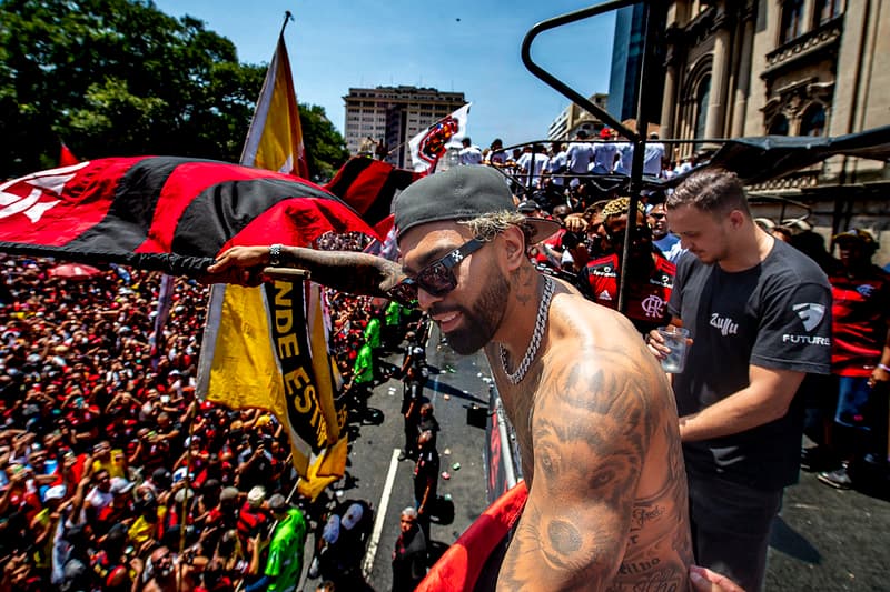 Gabigol curte a festa do Flamengo com o povo carioca no Rio de Janeiro.