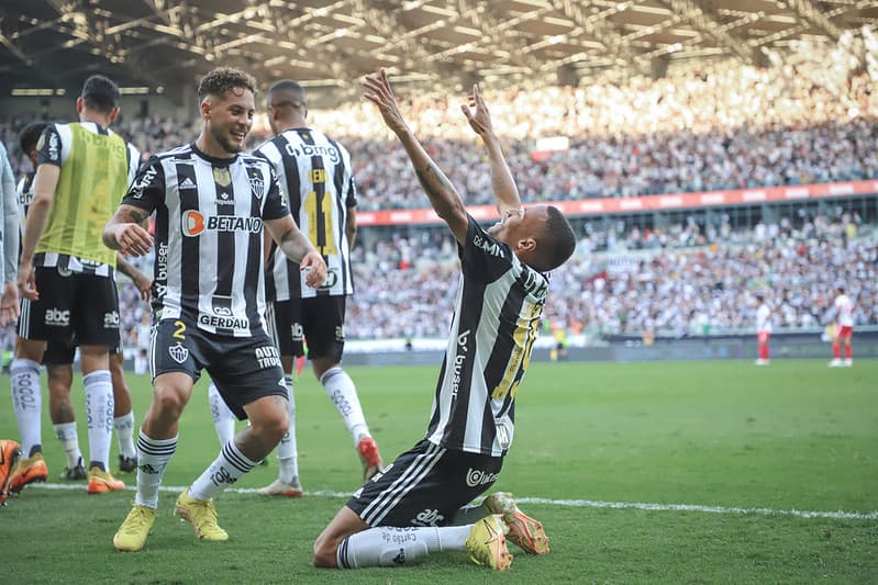 Guga comemora gol do Atlético-MG com Ademir; lateral foi oferecido ao Flamengo