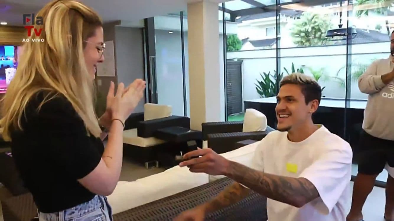 Pedro pede namorada em casamento após convocação da Seleção Brasileira