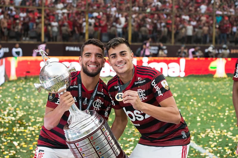 Pepê e Reinier com a taça da Libertadores do Flamengo em 2019; Pepê está na mira do Grêmio